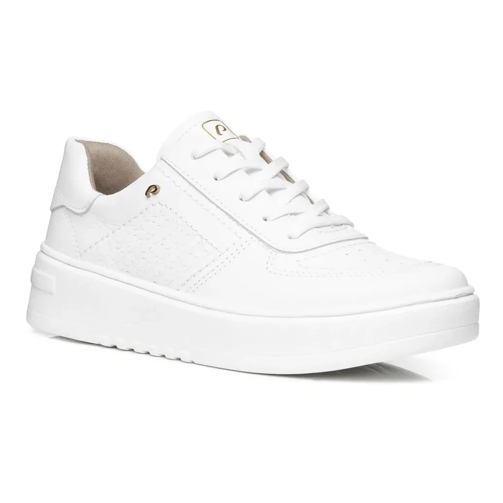 Tênis Pegada branco feminino em couro visto de lado mostrando detalhes e acabamento